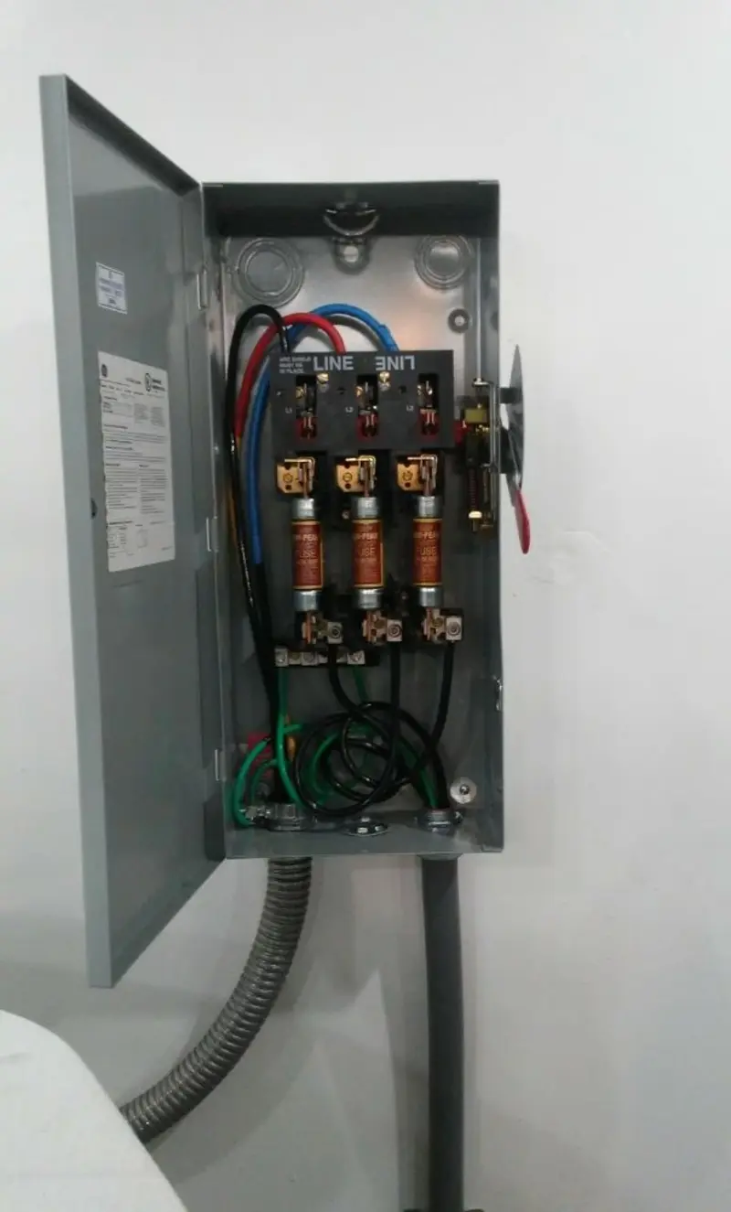 Three-phase disconnect switch installed for Smoke Detector Installation in Ghent